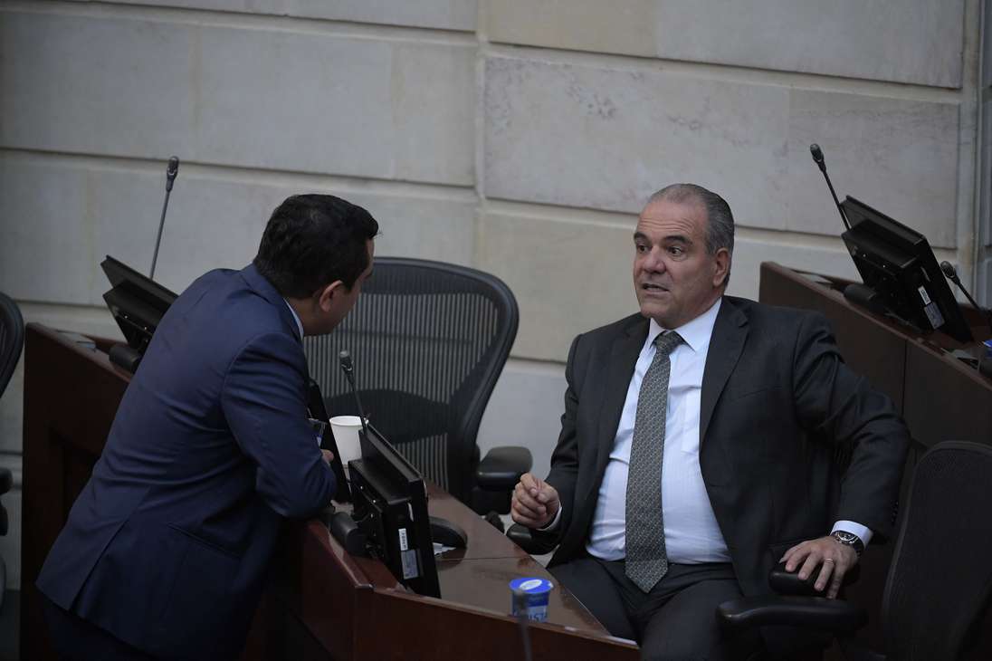 Senador por el partido Centro Democrático, durante el debate de moción de censura al Ministro de Defensa Guillermo Botero, llevado a cabo en el Congreso de la República.
