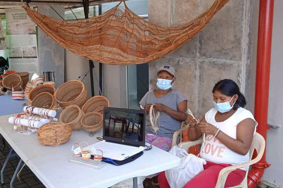 Mujeres Nükak en ExpoGuaviare. Cortesía de la Comunidad de Juristas Akubadaura.
