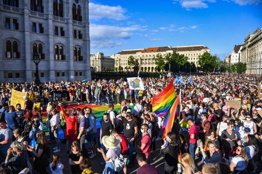 Miles de personas protestaron el lunes por la noche en las calles de Budapest para denunciar esta “propaganda permanente” del gobierno contra la comunidad LGBT.