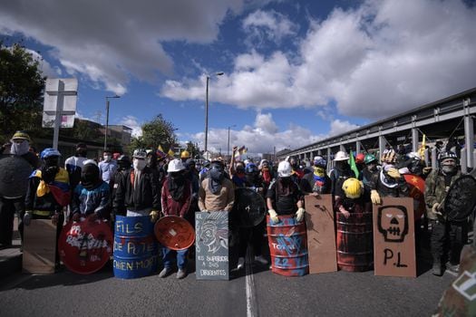 Plantón y protestas en la glorieta del Tintal que se desplazó hacia el portal de las Américas, ahora denominado Portal de la Resistencia, en el marco de la fiesta del 20 de julio "Día de la Independencia".