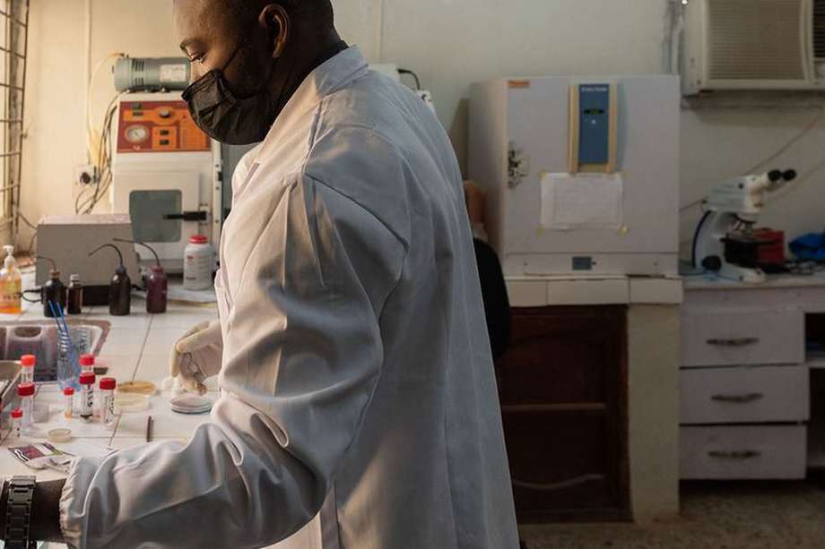 Un médico revisando una muestra en el laboratorio de microbiología de un hospital universitario de Nigeria. OMS/Etinosa Yvonne