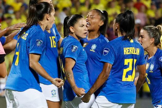Debinha (c) de Brasil celebra un gol hoy, en la final de la Copa América Femenina entre Colombia y Brasil en el estadio Alfonso López en Bucaramanga (Colombia).
