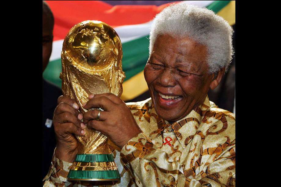 Nelson Mandela con el trofeo del Mundial, que Sudáfrica orrganizó en 2010 // AFP PHOTO FRANCK FIFE
