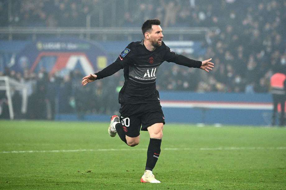 Lionel Messi celebra un gol con PSG.