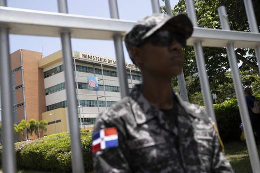 Un militar custodia el Ministerio de Ambiente de la República Dominicana, donde fue asesinado el ministro Orlando Jorge Mera.

