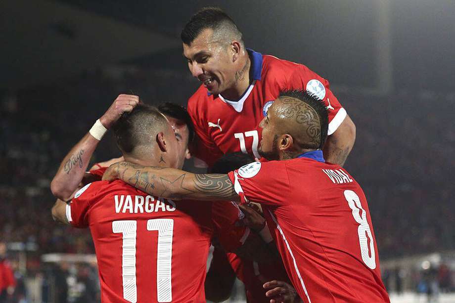 Los jugadores chilenos celebran su apretada victoria 2-1 sobre Perú, en la semifinal de la Copa América, en el estadio Nacional de Santiago. / EFE