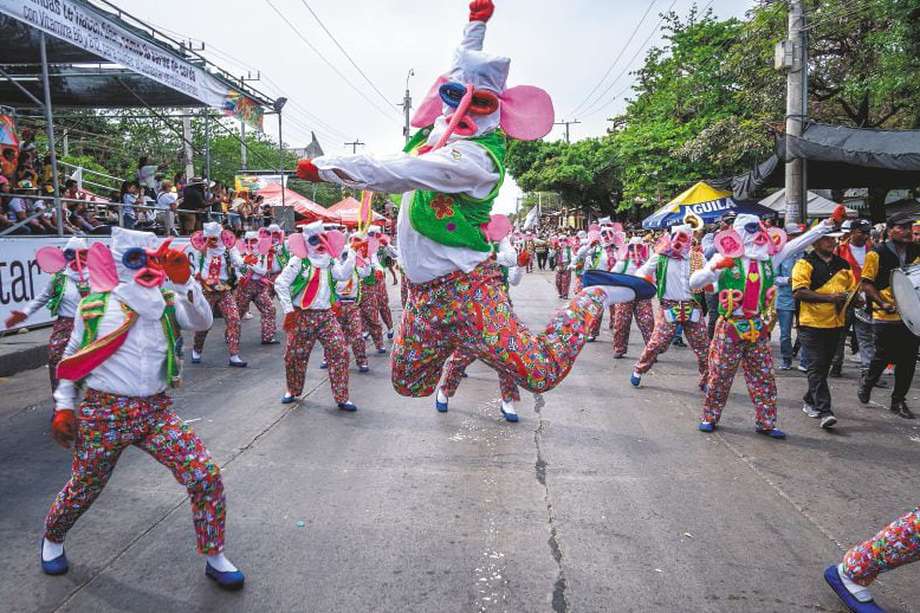 BARRANQUILLA, COLOMBIA - MARCH 28: Artist perform at Gran Parada de Comparsas parade during the third day of the Barranquilla Carnival on March 28, 2022 in Barranquilla, Colombia. (Photo by Diego Cuevas/Getty Images)