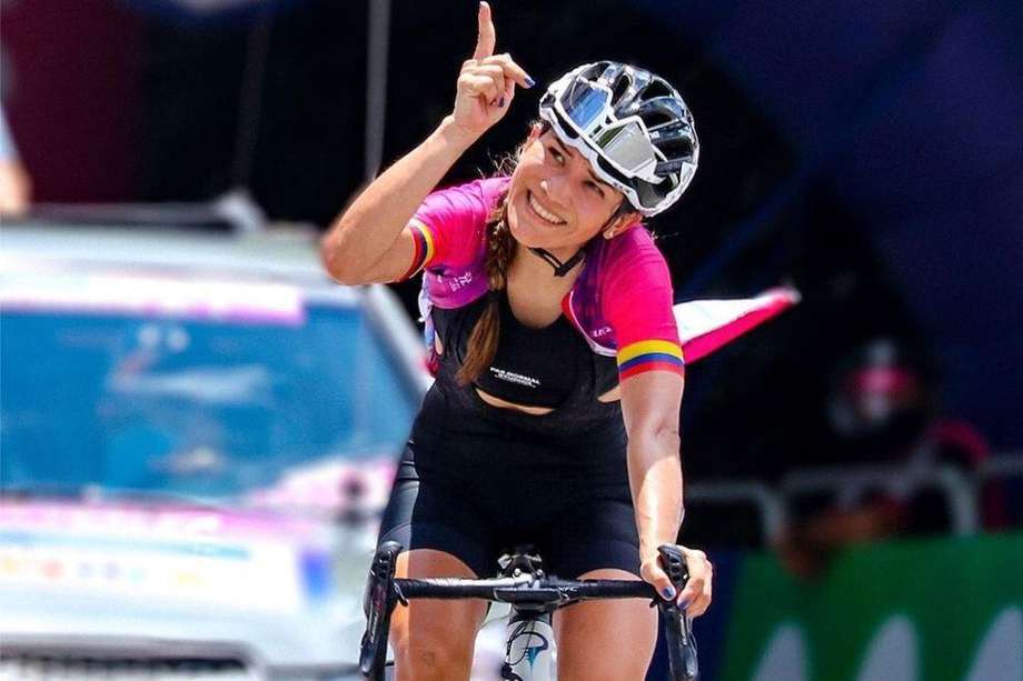 Lilibeth Chacón celebra una de sus cuatro victorias en la Vuelta a Colombia (Crédito:andersonbonilla01).