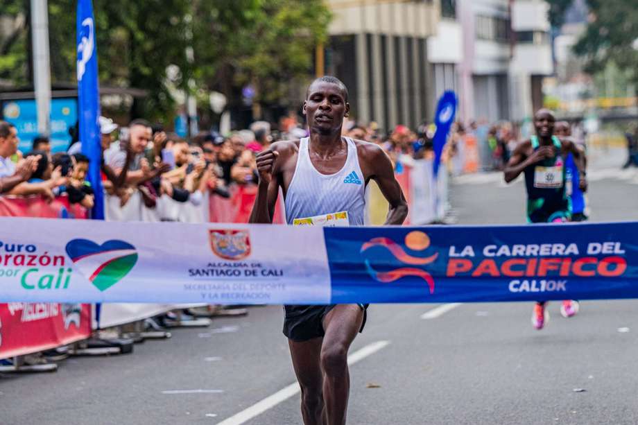 El keniata Ezra Tanui fue el primero en pasar meta en la Carrera del Pacífico.