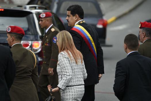 El presidente de Venezuela Nicolás Maduro y  la primera dama, Cilia Flores, tuvieron que evacuar un acto de conmemoración militar en el centro de Caracas tras supuesto atentado.   / Juan Barreto / AFP