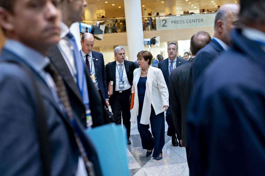 Kristalina Georgieva, directora gerente del Fondo Monetario Internacional (FMI), en el centro, llega a un Grupo de los 20 (G-20) en 2019.