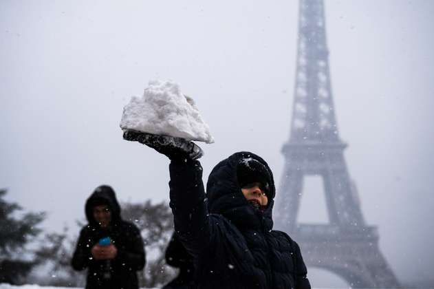 La Torre Eiffel, cerrada por la nieve