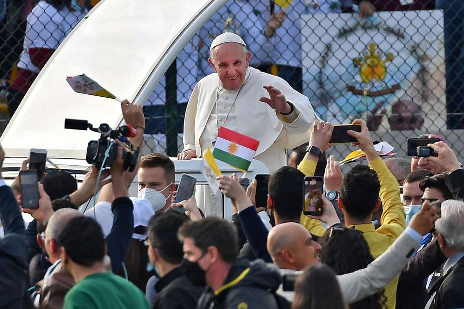 El papa celebró la misa en el segundo estadio más grande del país, el “Franso Hariri” de Erbil, con capacidad para 30.000 personas, aunque por la pandemia se decidió que sólo pudiera asistir al acto un tercio del aforo.