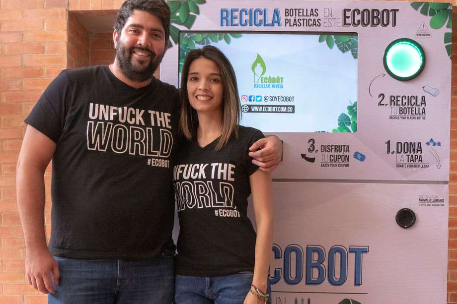 Santiago y Lina Aramburo son dos hermanos que idearon un negocio amigable con el medio ambiente. Se trata de Ecobot, máquinas que reciclan y convierten los productos en cupones.