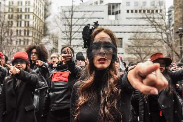 "El violador eras tú": mujeres se manifestaron frente al juzgado de Weinstein