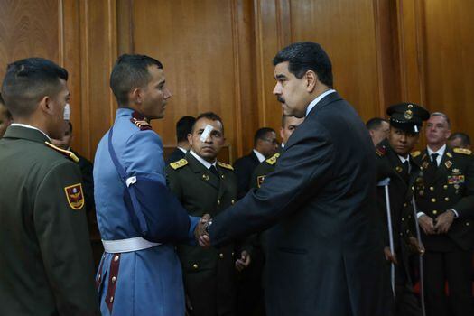 Nicolás Maduro saluda a varios soldados que sufrieron heridas durante el atentado que denunció el sábado.  / EFE