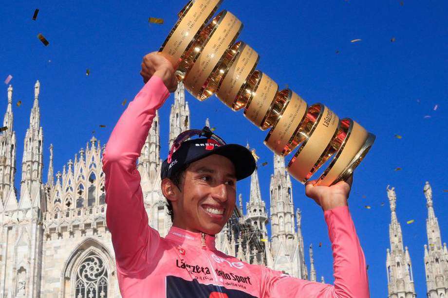 
En la Piazza del Duomo, de Milán, Egan Bernal celebró su victoria en el Giro de Italia 2021, su segundo en una grande, pues había ganado el Tour de Francia 2019.