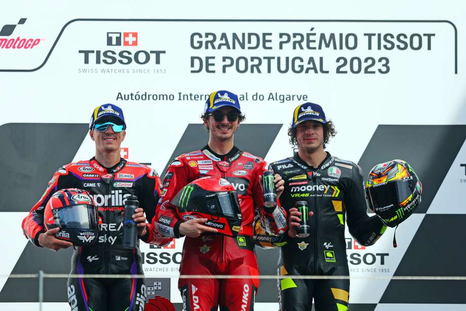 Francesco Bagnaia (centro) del Ducati Lenovo Team, junto a Maverick Vinales (izquierda) y Marco Bezzecchi, en el podio del GP de Portugal.