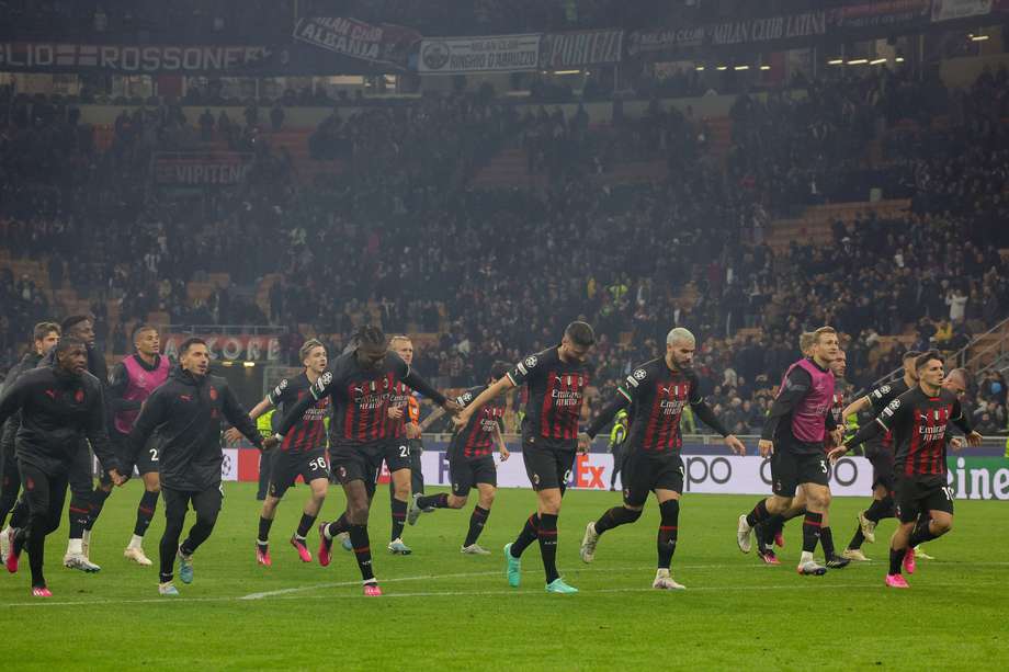 Los jugadores del AC Milan celebran tras ganar el partido de ida de los cuartos de final de la UEFA Champions League entre el AC Milan y el SSC Napoli en el estadio Giuseppe Meazza de Milán, Italia, el 12 de abril de 2023. 