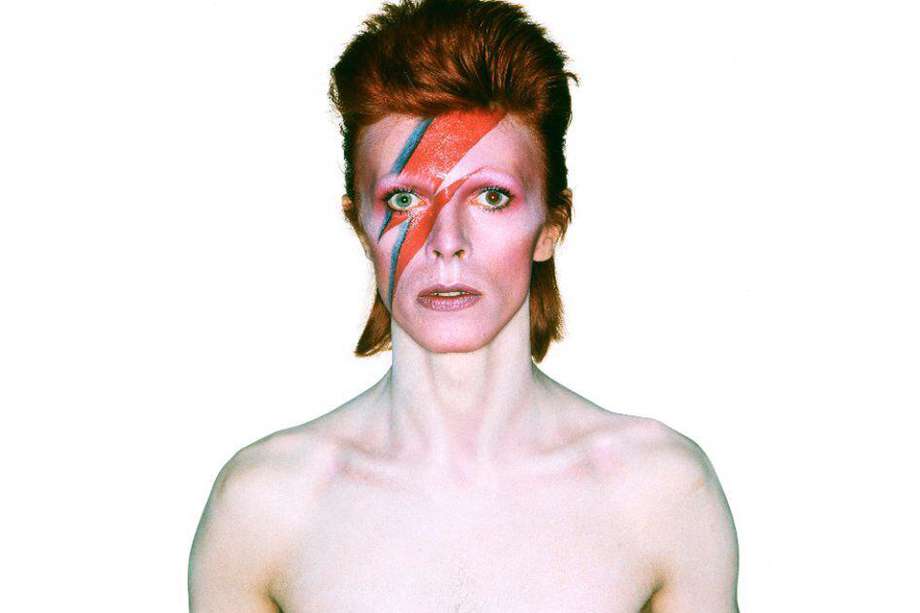 El músico David Bowie posando para la portada de su disco "Aladdin Sane", de 1973, diseñada por Brian Duffy y Celia Philo, con maquillaje de Pierre La Roche. / Efe