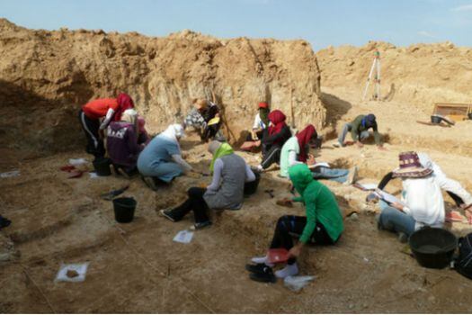 Miembros del equipo de Ain Hanech excavando en Ain Boucherit / Sahnouni et al