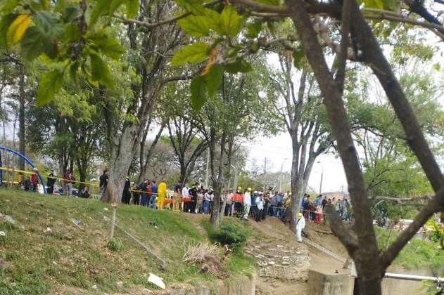 Encontraron cuerpo envuelto en costales en quebrada Santa Elena de Medellín