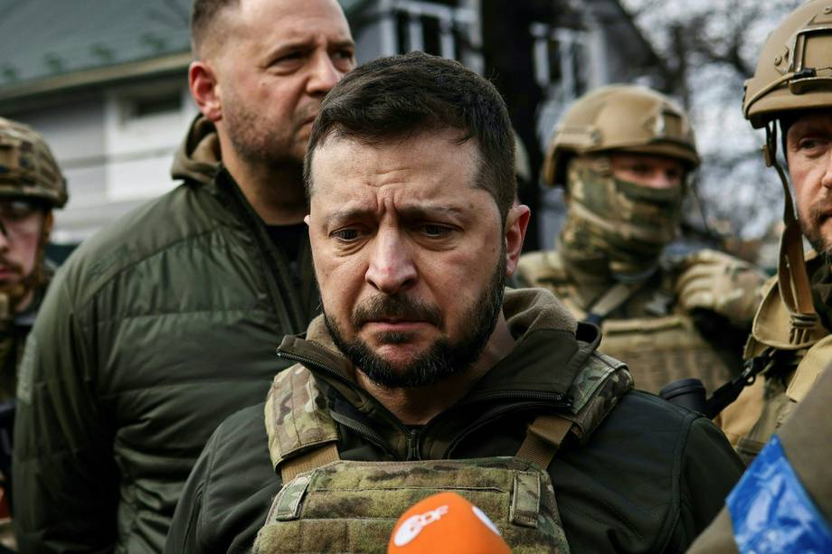 Zelenski recorre las calles de Bucha y acusa a Rusia de cometer un genocidio