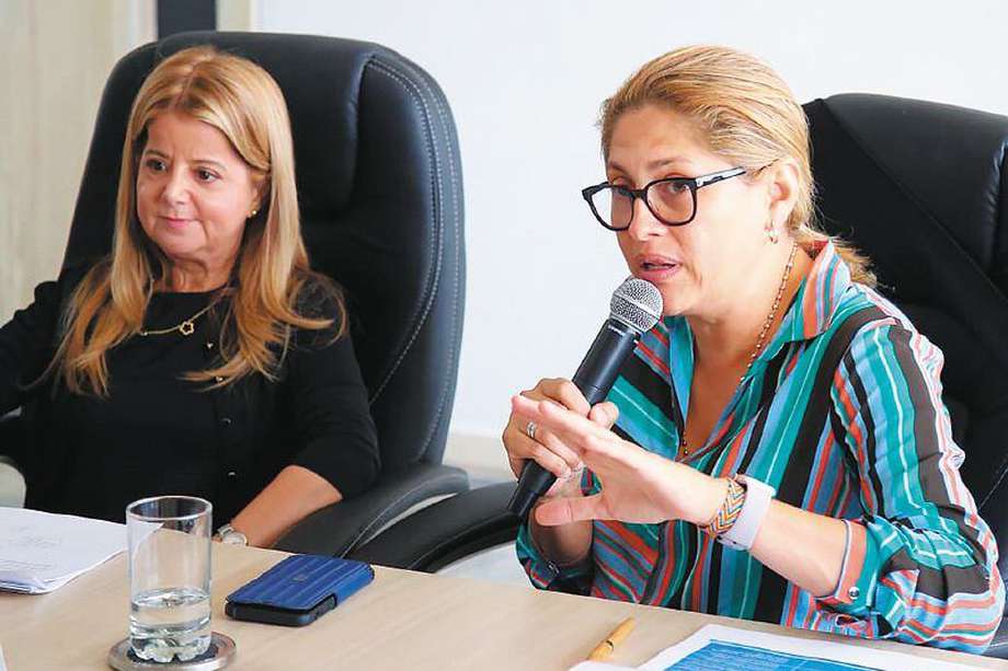 La secretaria de Salud de Atlántico, Alma Solano (der.), con la gobernadora, Elsa Noguera.