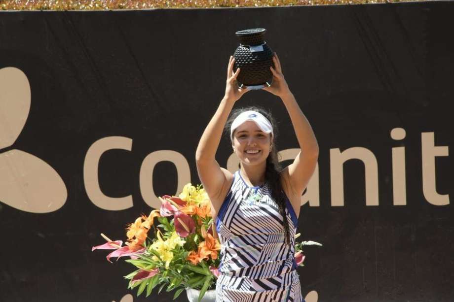 María Camila Osorio con el trofeo de campeona.