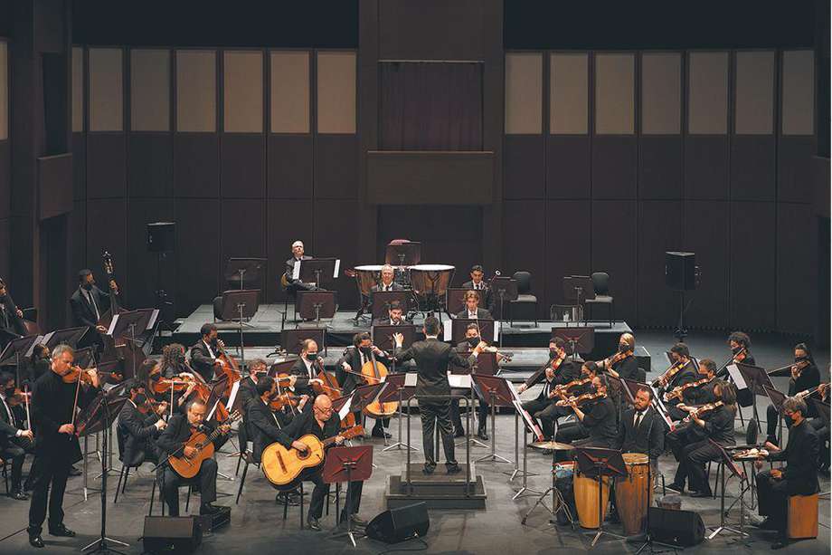 Las “Cinco danzas concertantes para violín y orquesta” han sido interpretadas por el violinista ruso Sasha Rozhdestvensky, a quien están dedicadas (a la izquierda junto a Francisco González en la guitarra). 