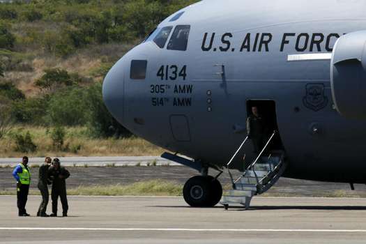 Integrantes de la tripulación de un avión de carga C-17 de la Fuerza Aérea de Estados Unidos descienden este sábado, en el aeropuerto Camilo Daza de Cúcuta.  / EFE