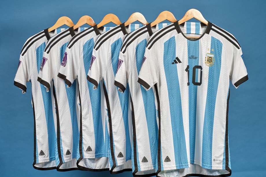 Un conjunto de seis camisetas usadas por Lionel Messi durante la victoriosa carrera de Argentina hacia la Copa Mundial de Qatar 2022 se subastarán en diciembre, anunció Sotheby's el 20 de noviembre, estimando su valor en más de 10 millones de dólares.