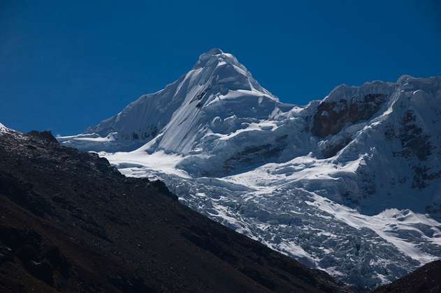 El hollín cubre algunos de los más altos glaciares andinos de Perú