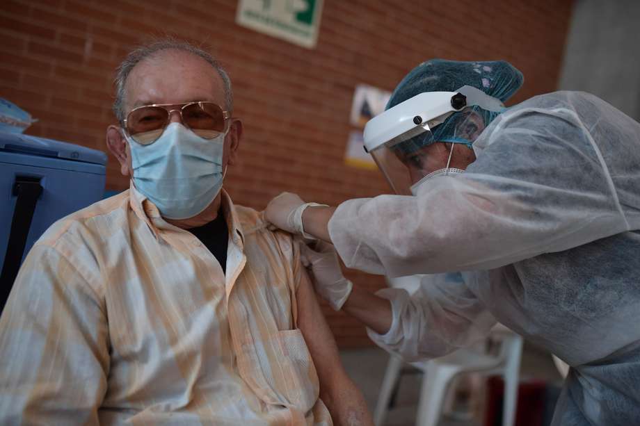 Jornada de vacunación a personas mayores contra el Covid-19, en Bogotá.