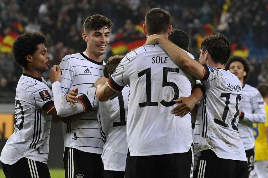 Los jugadores alemanes celebran uno de los goles con los que derrotaron a Rumania.