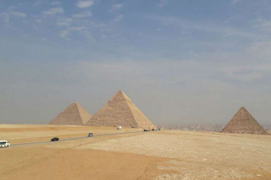 Guiza: afueras de El Cairo. Las pirámides construidas como tumbas de los faraones Keops, Kefrén y Micerino.