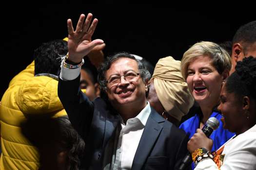 El nuevo Presidente de Colombia Gustavo Petro, durante su discurso de victoria en Bogotá, en compañía de Francia Márquez y su esposa Verónica Alcocer.