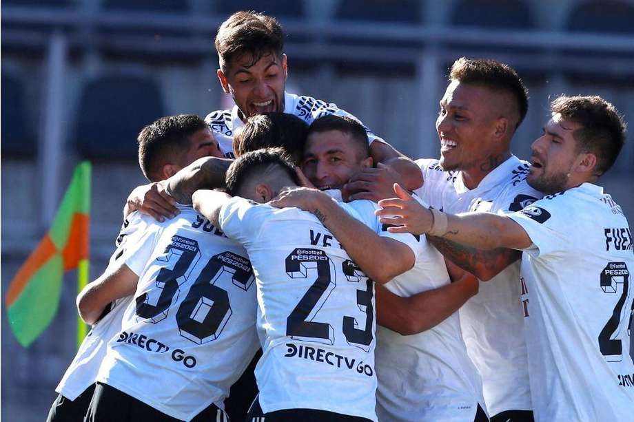 Los jugadores de Colo Colo en la celebración del gol en el partido de promoción por el descenso en Chile.