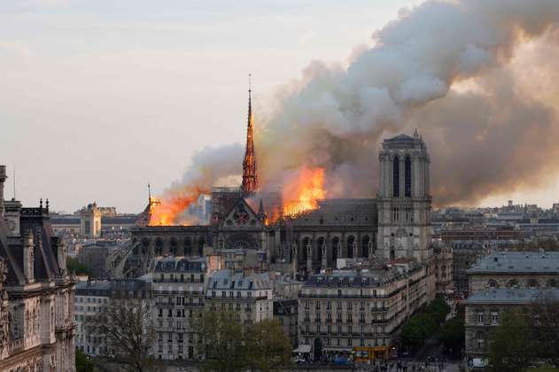 Artesanos restauran los vitrales de Notre-Dame de París afectados por el incendio