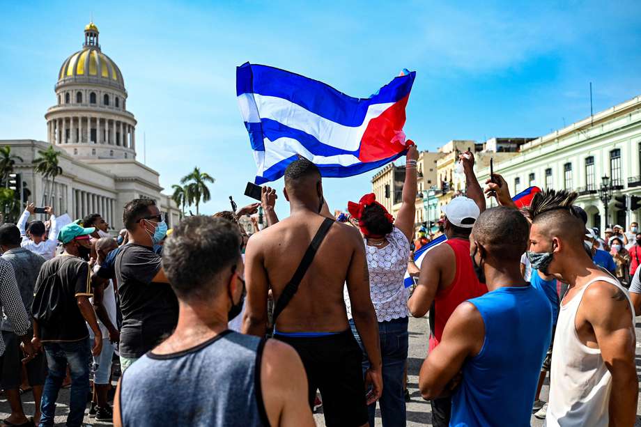 Los cubanos son vistos fuera del Capitolio de La Habana en julio durante una manifestación contra el gobierno del presidente cubano Miguel Díaz-Canel.