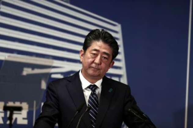 Los escándalos que amenazan al primer ministro japonés