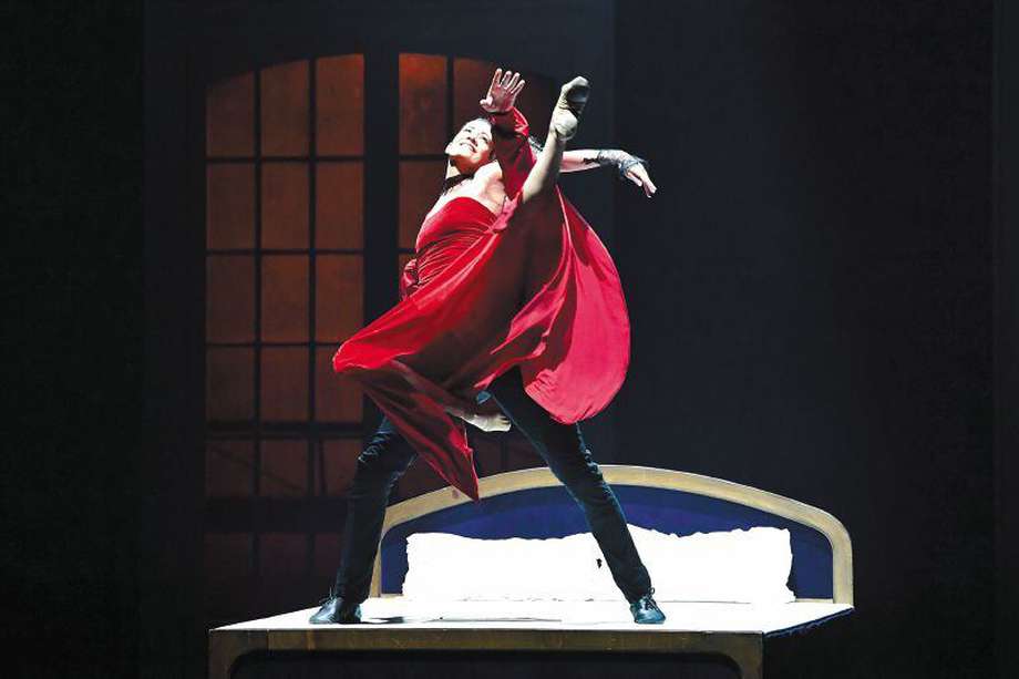 Anna Karenina es alzada por su amante durante una de las escenas iniciales de la obra coreográfica y teatral del Ballet Györ. 