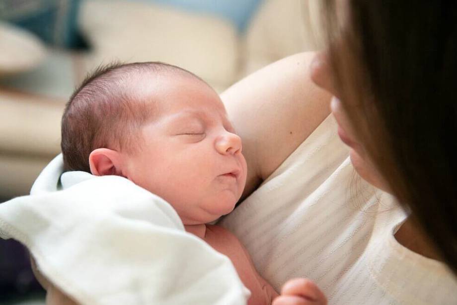 Contacto piel con piel entre mamás con Covid-19 y sus bebés no aumenta riesgo