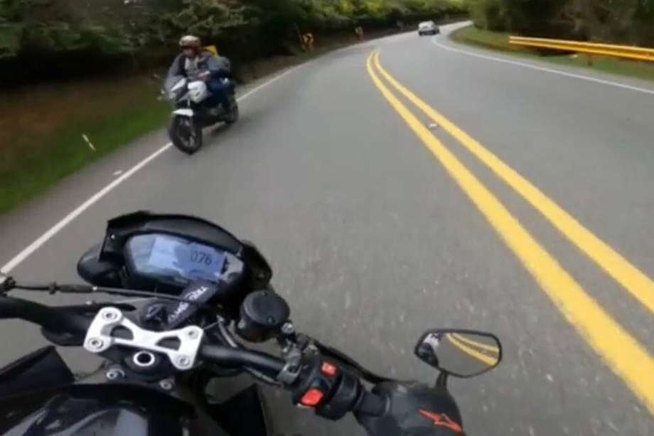 El conductor grababa un video en las carreteras de Antioquia cuando por poco se accidenta con otra motociclista.