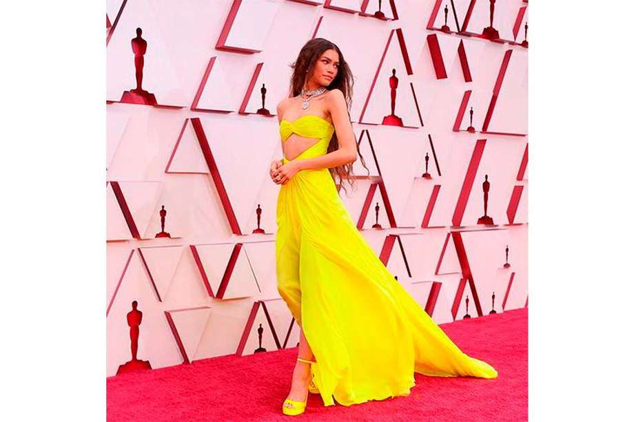 Zendaya eligió un espectacular vestido amarillo de la casa Valentino.