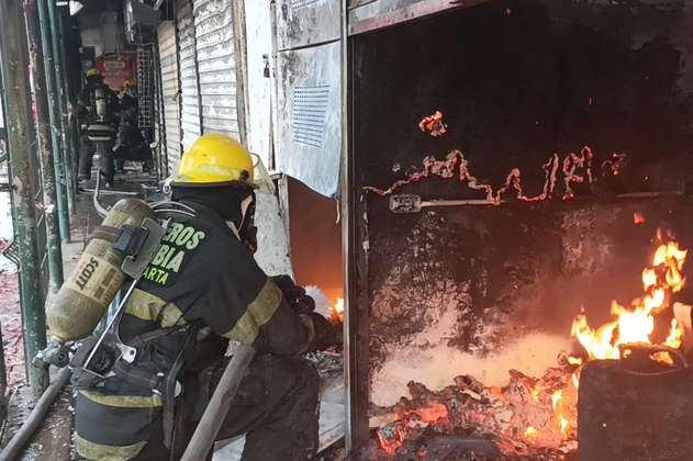 Lo que se sabe del incendio en  mercado de Santa Marta que acabó con 12 locales