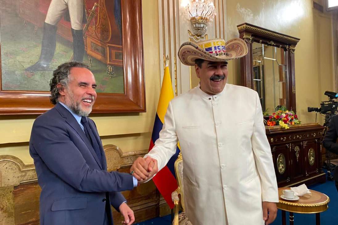 Armando Benedetti, embajador de Colombia ante Venezuela, se reúne con el presidente Nicolás Maduro.