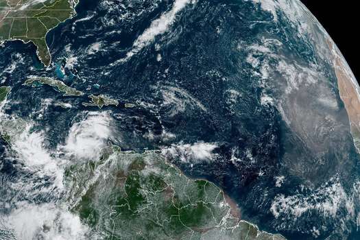 USA955. MIAMI (FL, EEUU), 07/10/2022.- Imagen satelital cedida hoy viernes por la Oficina Nacional de Administración Oceánica y Atmosférica de Estados Unidos (NOAA) a través del Centro Nacional de Huracanes (NHC), en la que se muestra el estado del clima en el Atlántico. La tormenta tropical Julia se formó este viernes frente a la península La Guajira, en Colombia, sistema que provocó la emisión de avisos de huracán para las islas de San Andrés, Providencia y Santa Catalina del país sudamericano, así como para Nicaragua. EFE/NOAA-NHC /SOLO USO EDITORIAL /NO VENTAS /SOLO DISPONIBLE PARA ILUSTRAR LA NOTICIA QUE ACOMPAÑA /CRÉDITO OBLIGATORIO
