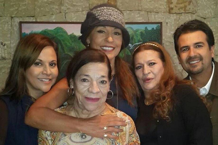 Amparo Grisales y sus hermanas Patricia y Luz Marina, junto a su mamá Delia Patiño y su sobrino Gustavo Grisales.