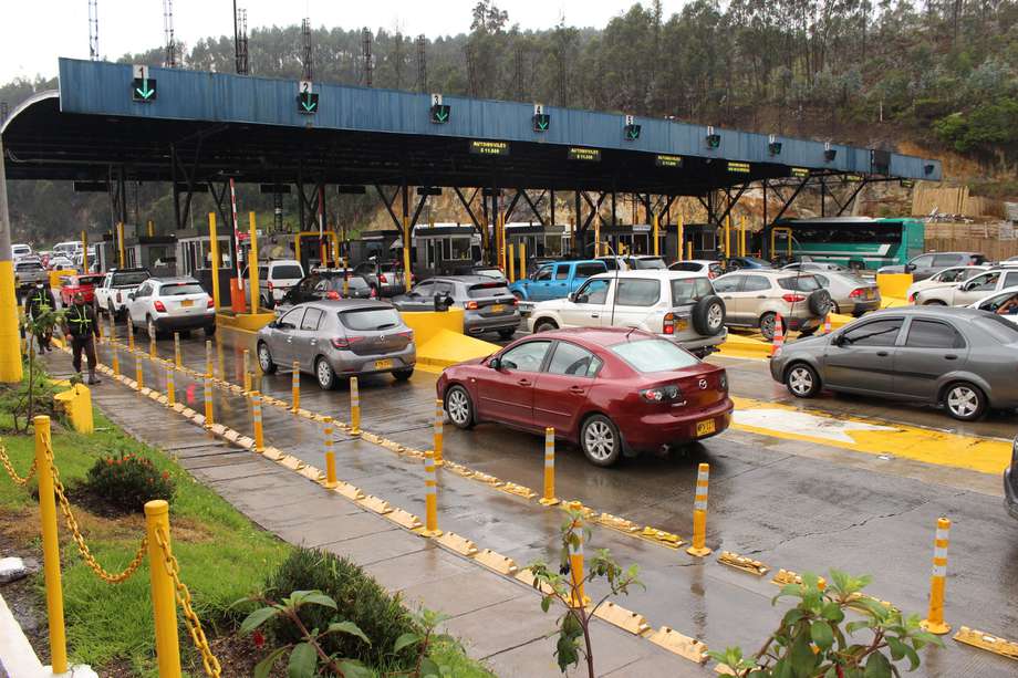 El valor a pagar de una persona que se transporte Bogotá-Medellín en solo peajes es de 74.800.100 pesos en total. 